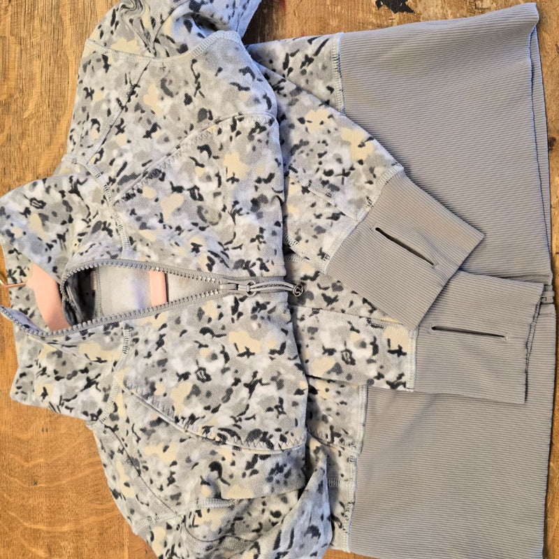 Load image into Gallery viewer, Lululemon Zip Up Lightweight Sweater, 4

