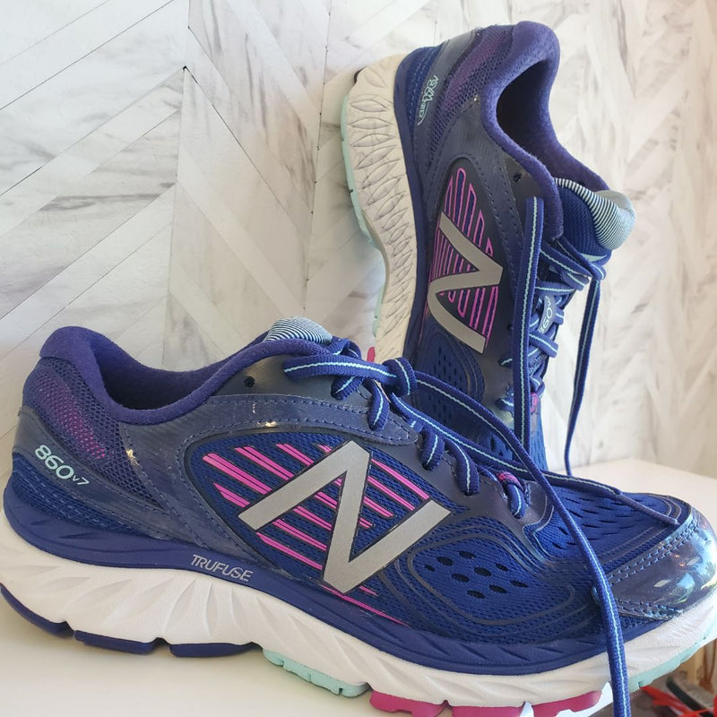 Load image into Gallery viewer, New Balance Ladies Running Shoe 860v90, Sz 7.5
