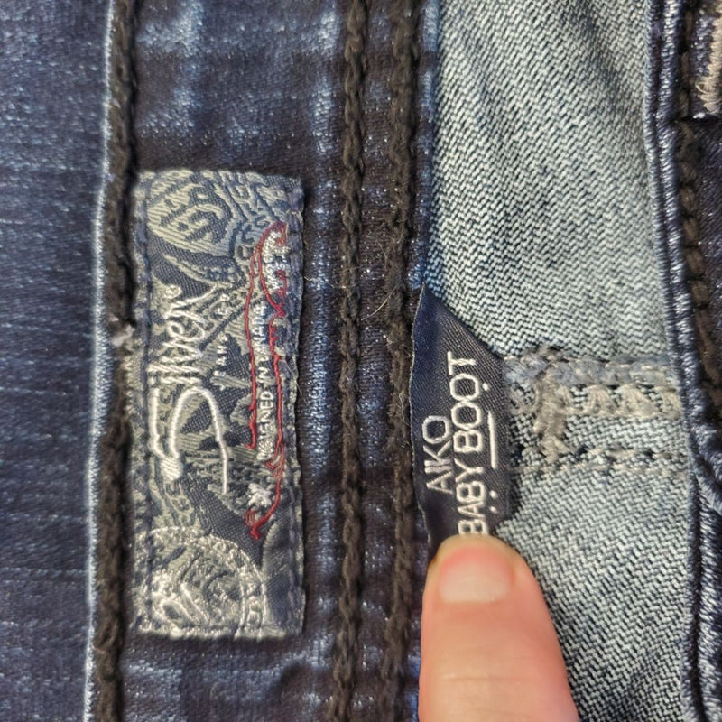 Load image into Gallery viewer, Silver Jean Co. Aiko Baby Bootcut Jeans, Sz 28/31
